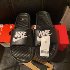 Men Nike flip flops/sliders
